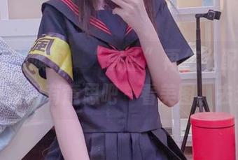 AT鲨遇上旗袍，“蔚蓝”再怎么配，也比我穿回校服有意思吧～看美图、去套图！