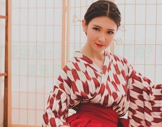 GIRLT果团网 – 别扭的校服死角？莫雅淇精选写真收入囊中！