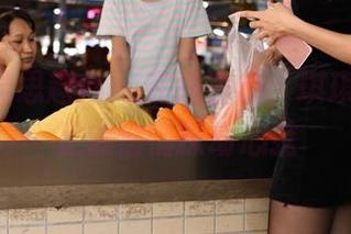 IESS异思趣向 – 在线直击，琪琪的肉丝足底悄悄撩动心弦