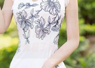 XIAOYU语画界 – 在天台上，杨紫嫣Cynthia和风的原图对话，作品里扭动的身影像极了问号。