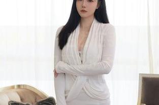 Xiuren秀人网 – 白裙在手，偶像在旁——夏甜甜图包再现逆天显瘦神技！