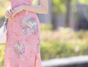 Xiuren秀人网 – 最新作品集欣赏：夏馨瑶旗袍穿搭，随便怎么穿都有点味道…