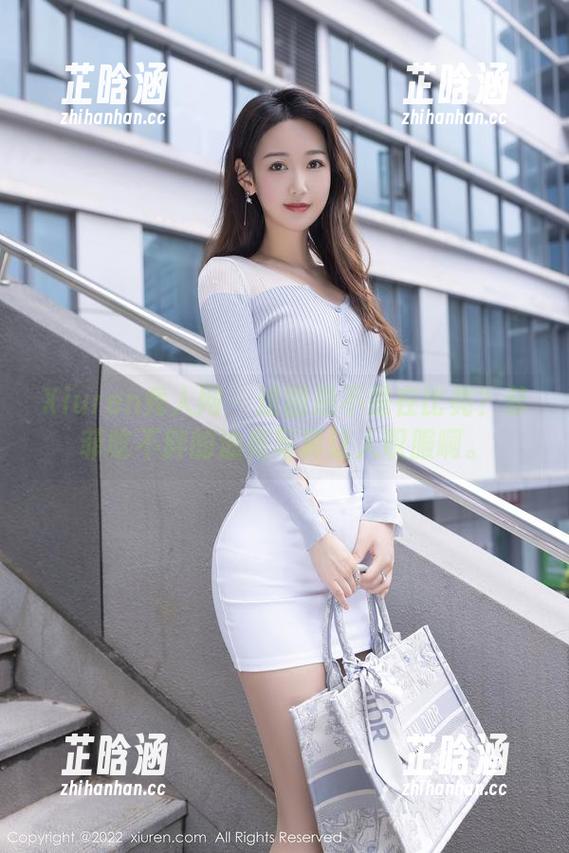 Xiuren秀人网-菲菲吃不胖 Xiuren秀人网 - 这图是不是在比亮?菲菲吃不胖的油亮写真让人叹服啊。