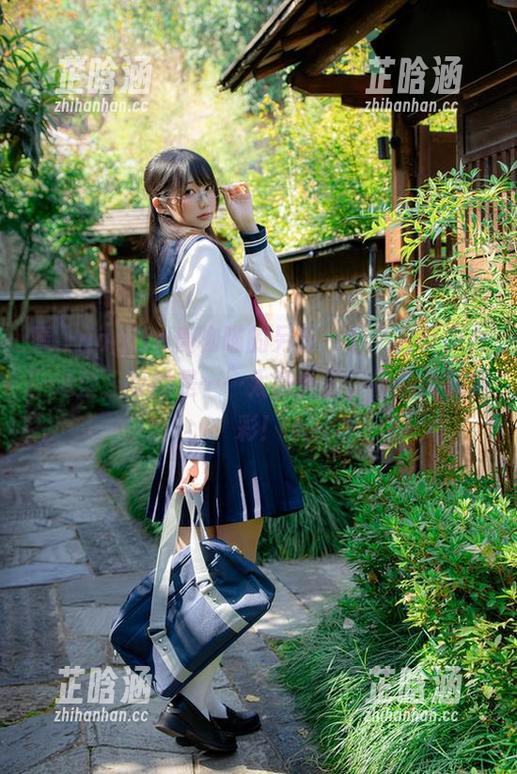 看，nagisa魔物喵的另外一个“胶带少女”造型，真的是……太意外了，作品大放异彩！
