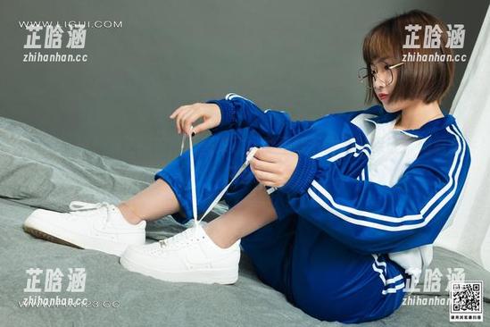 丽柜-琳达 丽柜 - 碰!琳达的校服套图来了,能不能下载不能保证,但看总是有趣