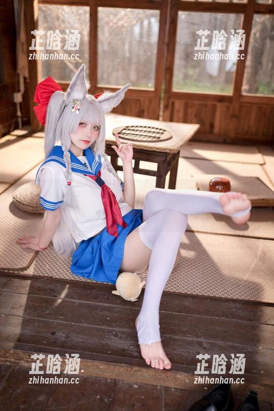九柒喵 九柒喵最新图包!教授制服,怎么看都是四三三的调调。