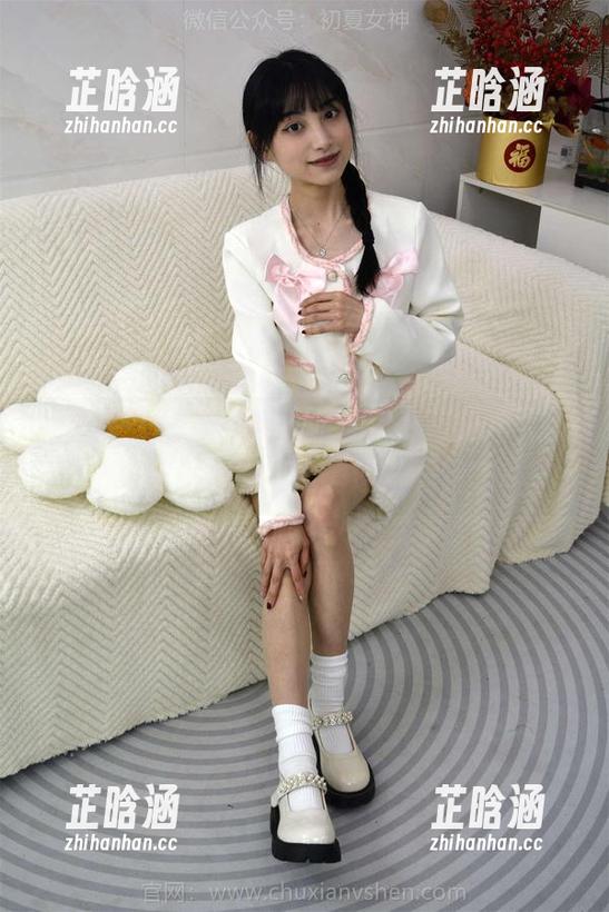 初夏女神 - 被点点的婚纱写真惊艳到，敢问这婚纱谁选的这么好？