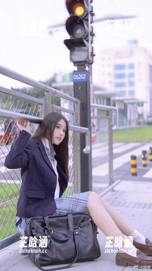 嘎潼 嘎潼带来私拍:美脚,有比我家的地板更滑的代名词!
