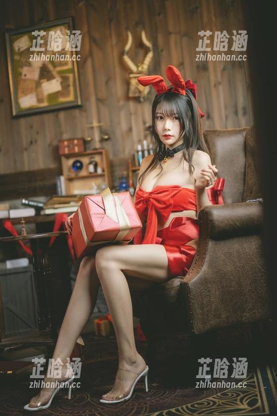 当坏露露香宝穿上OL制服，你也会想问：这是职场？还是高级时装？原图与图包来论证！