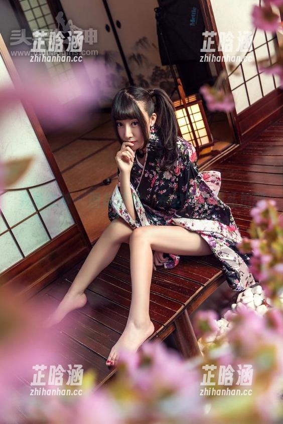 头条女神-乔安 头条女神 - 图集预警:乔安学姐用私拍翻了一本书?