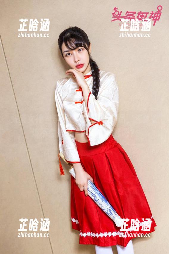头条女神 - 李丽莎的新私房作品，连体衣该不会是明年流行风向标吧？