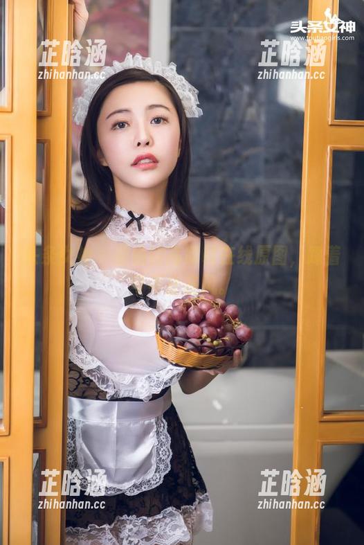 头条女神 - 蔡楠的高跟鞋在线原图，踩着可不止是风。
