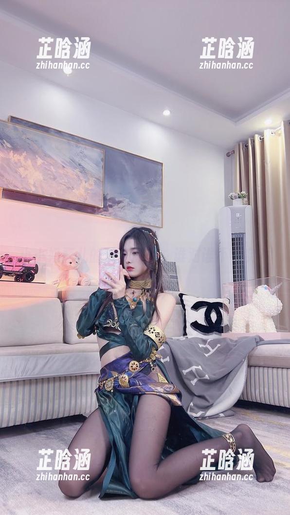 小小奶瓶儿 小小奶瓶儿的双人原图:谁对谁不老实?