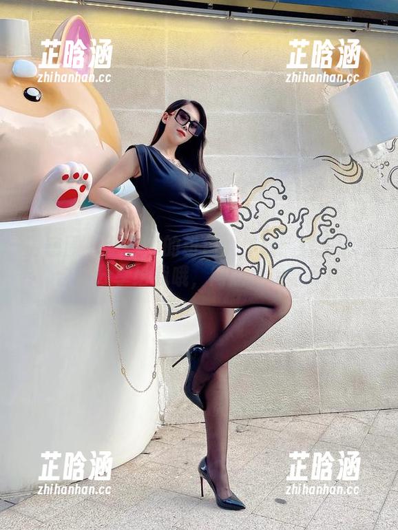 张老师 微密圈 - 张老师的粉色大作战:别忘了把合集分享给我哦,网盘可是客厅!
