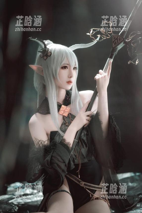 弥音音ww的圣诞写真，谁见过这么会过节的小姐姐？图包带你一探究竟！
