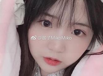 御子Yumiko和她的睡衣美图：一场让人不停转发的图包公演！