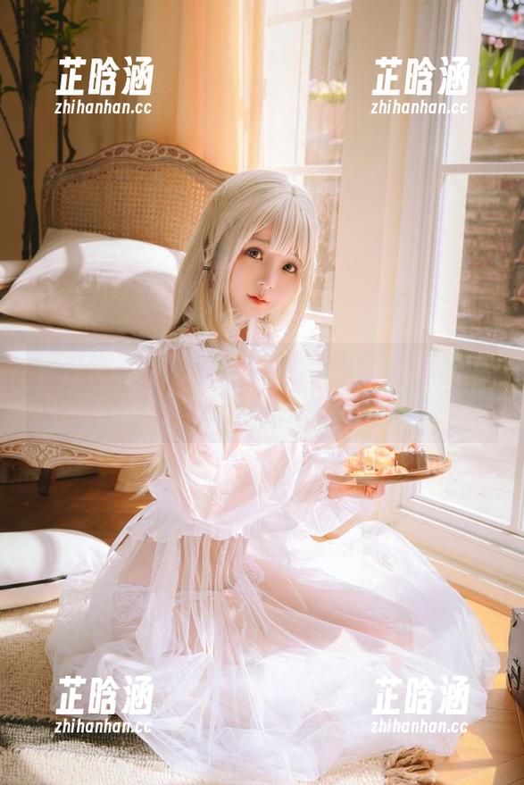 小白裙怎么会如此美？日奈娇的图集里，藏着些意想不到的惊喜哦。