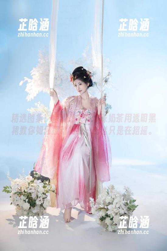 精选图集！星澜想来杯珍珠奶茶用透明黑裙教你如何撩动视线…或者只是在招摇。