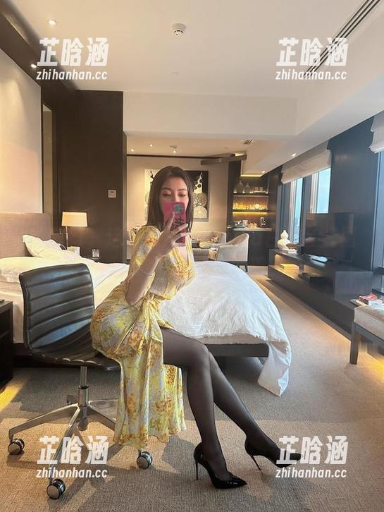 果儿Victoria 微密圈 - 这波果儿Victoria白丝套装福利,简直刷新了我的审美极限!