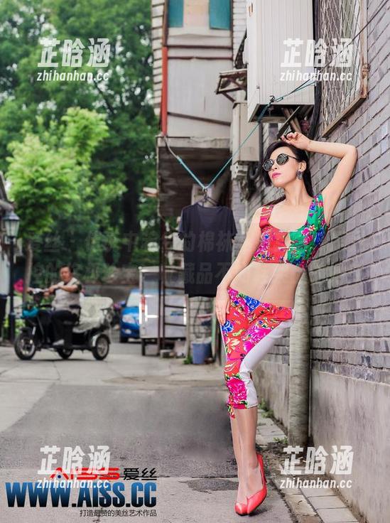 爱丝 - 传说中若兮的棉袜私拍套图，是足控的终极珍宝，收藏品不如鞋架上的她！