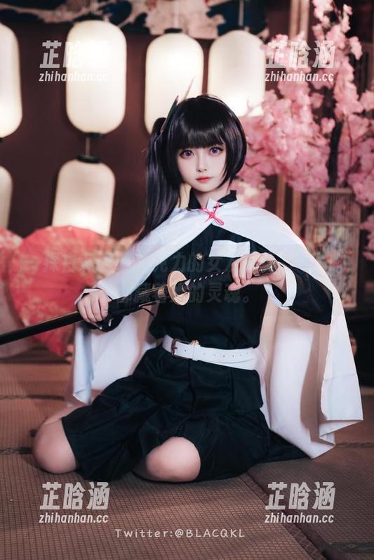 一探白莉爱吃巧克力的女友写真，每一张都藏着她的灵魂。