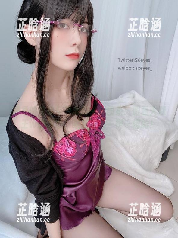 疲惫的眼神与校服的私拍图集：眼酱大魔王w的创意，果然让人一愣一愣的！