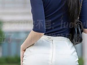 秀人网 – 毛衣中的不羁：lucky咏丹精选出了一种懒洋洋的风格。