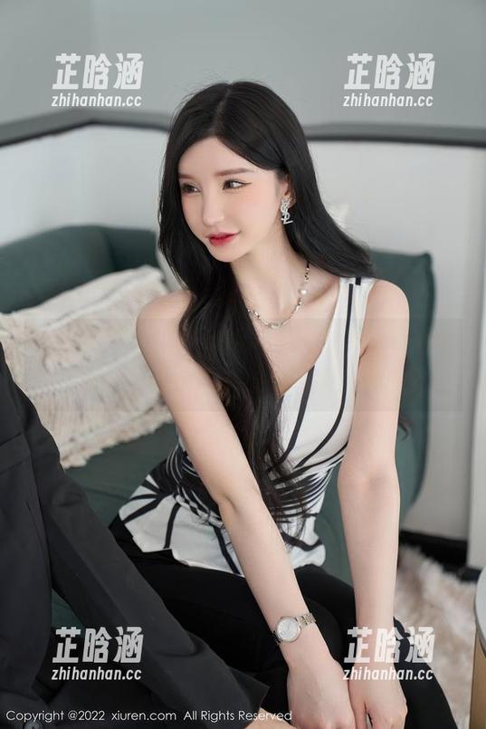 秀人网 - 熊晓晓私拍，眼镜加身，难道会觉得自己是个书卷气的女神吗？