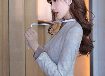秀人网 – 注意！金BABY吖的黑白新作来了，更新了，但又好像没更新も？直白就是如此暧昧。