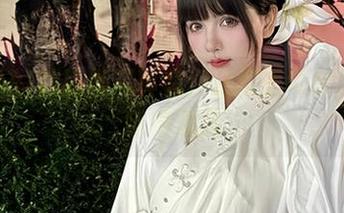 秋山AkI的瑜伽写真集：缠绵于年轮之间的随意流露