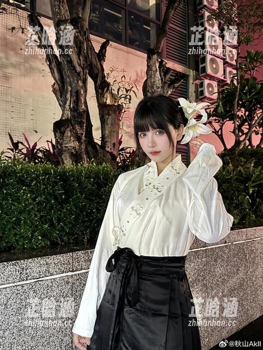 秋山AkI的瑜伽写真集：缠绵于年轮之间的随意流露