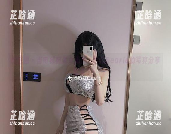 微密圈 - 当电梯和美女遇见，脸红Dearie的写真分享就来了！