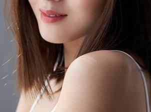 蜜桃社 – 木奈奈的旅拍图集：那么多人在这里看，真是难以想象的尴尬