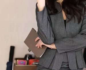语画界 – 最近乔漫妮mina更新的美脚套图，有种让人想多看几眼的魔力。