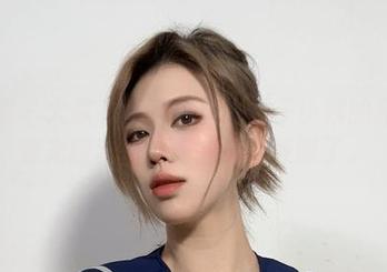 微密圈 – 大家有没有发现！醇子小姨的高清皮衣光腿套图，真的是太养眼了。