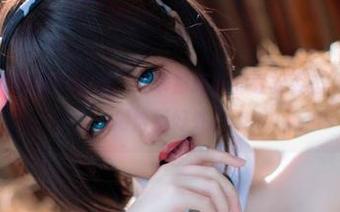 牛仔裤下的阿薰kaOri，分享那迷人的轻松姿态，一切都显得恰到好处。