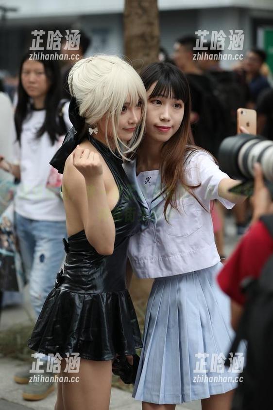 魔镜街拍 魔镜街拍,来一波无圣光美图,紧身裤女神在街头漫步