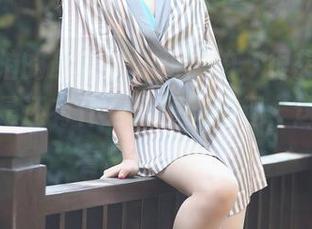 魔镜街拍的最新姐妹花街拍，很想知道她们是不是还有什么无聊的打趣，这姿态看着总有点戏。
